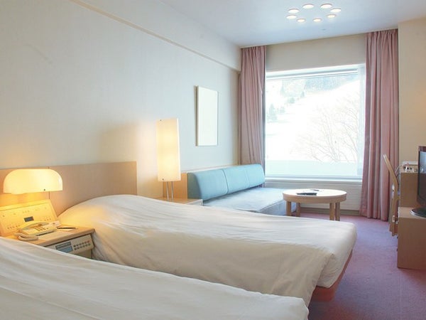 ■●朝発バス Mt.Naeba 苗場プリンスホテル4号館【ゲレンデ側・朝食付・リフト券滞在中付】(1泊2日)1